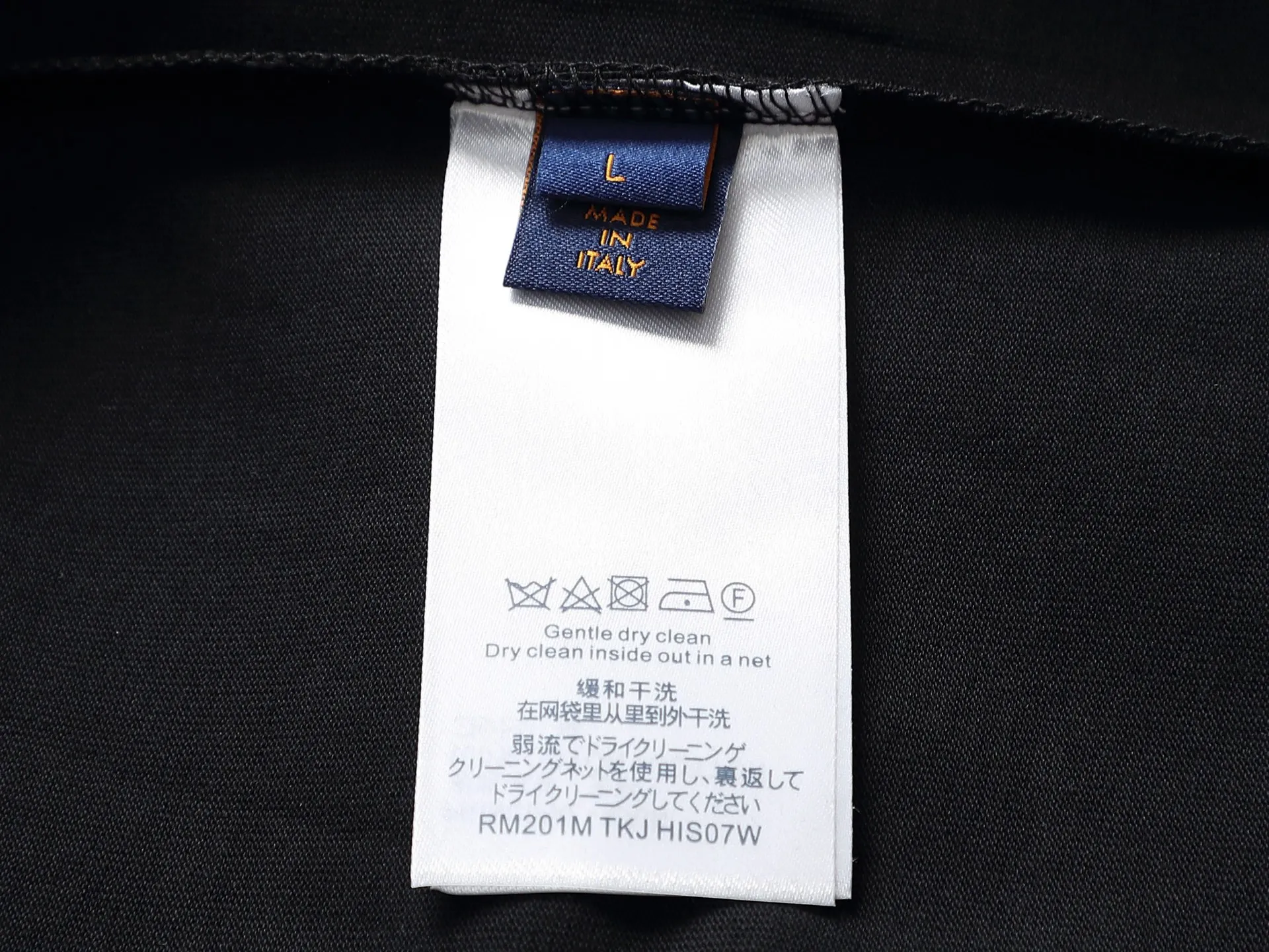 🅿️220 Louis Vuitton/Louis Vuitton High-end craftsmanship 10000 needle embroidery The large sailing ship logo is exquisitely upgraded, inspired by the retro embroidery of the 1980s. The original fabric is the same as the official short-sleeved T-shirt. The fabric is dyed in the same vat. It feels very comfortable. The latest brick cabinet synchronization for spring and summer. Fashionable and personalized. Super versatile and good-looking. It is very suitable for both men and women. A must-have for everyone. Hang tag. Collar label. Washed wheat. Complete with three labels. Color: black, white, blue. Size: S M L XL |